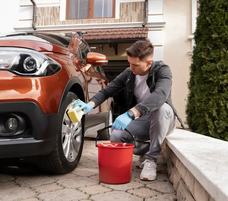 Lavage auto à domicile Berchères-les-Pierres : professionnel intervenant sur un véhicule